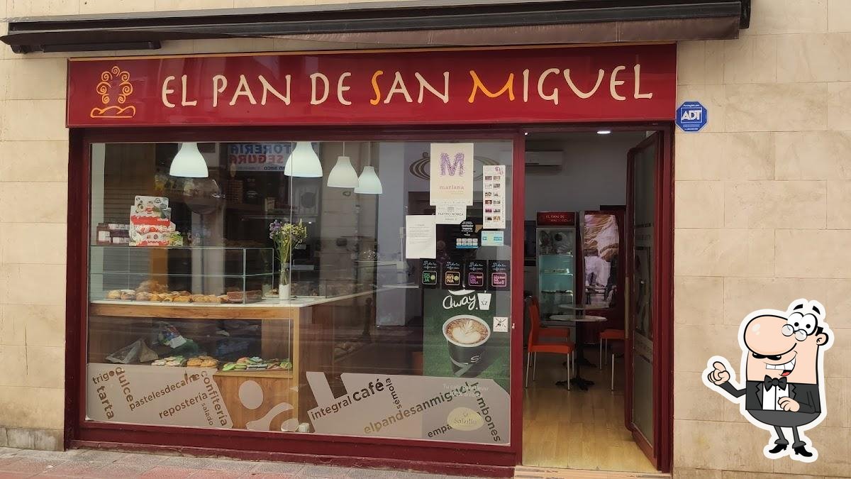 Fachada y entrada de la panadería de san Miguel en Murcia
